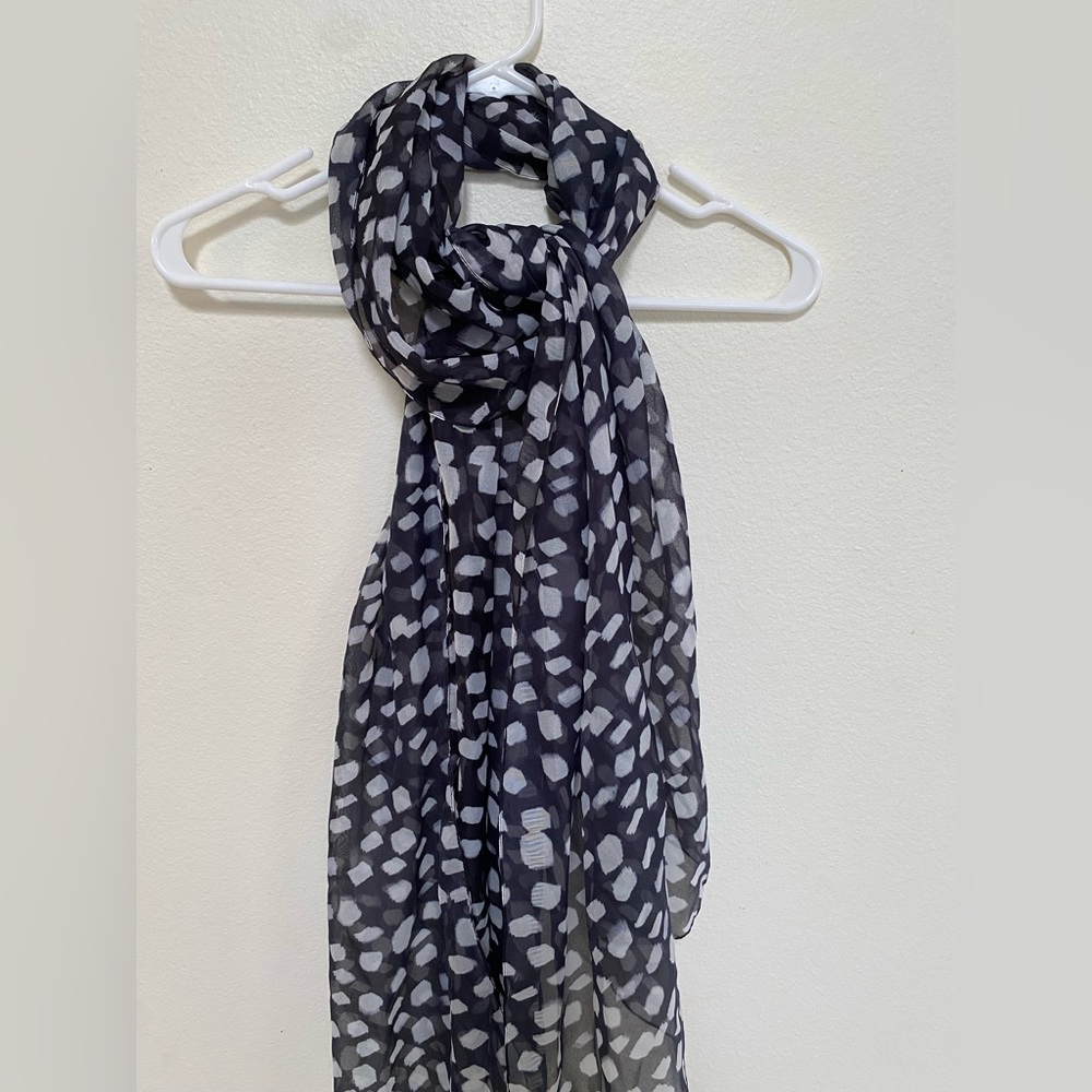 Chic Black and White Wrap with Abstract Pattern